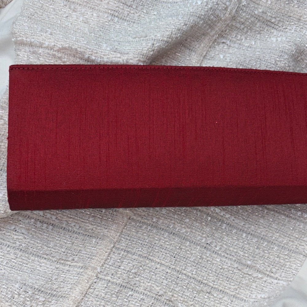 🛑SOLD🛑 Red Floral Embroidered Clutch with Chain Strap - Picture 6 of 11
